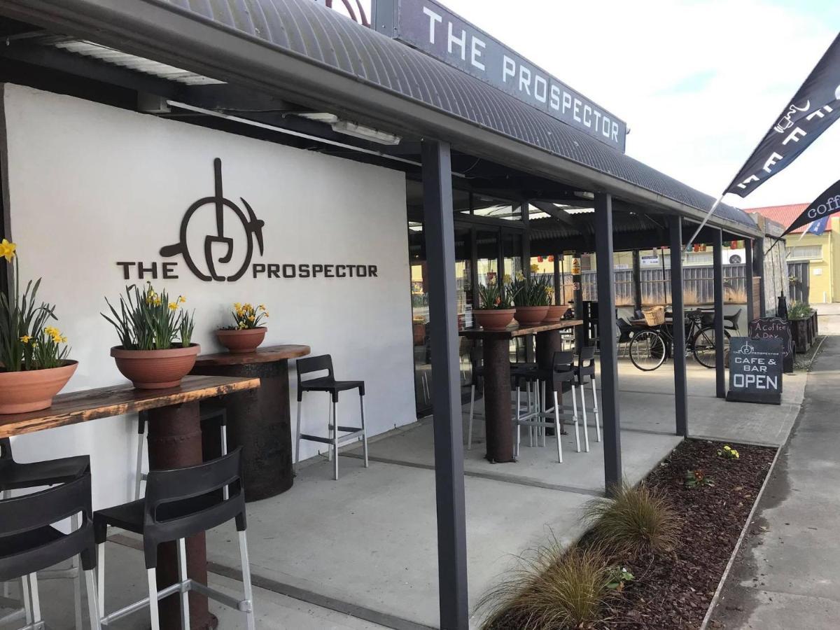 The Prospector Lawrence Motel Exterior photo